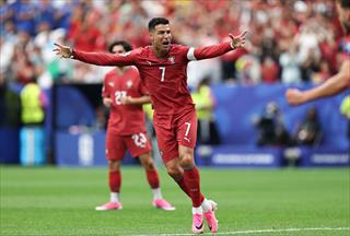 五球狂胜!C罗独中两元刷新纪录,葡萄牙提前锁定16强席位